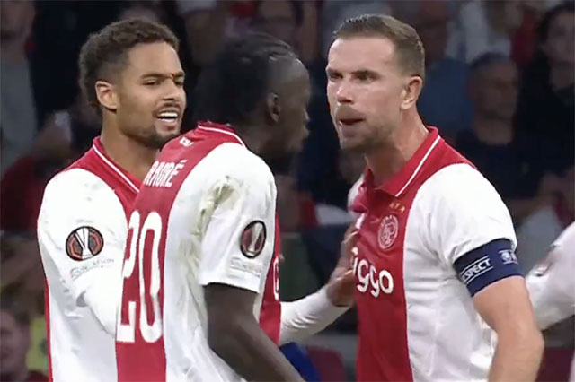 Henderson và Traore to tiếng với nhau trên sân 