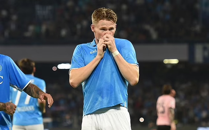 Hành động hôn huy hiệu của Napoli khiến McTominay thành tâm điểm tranh cãi