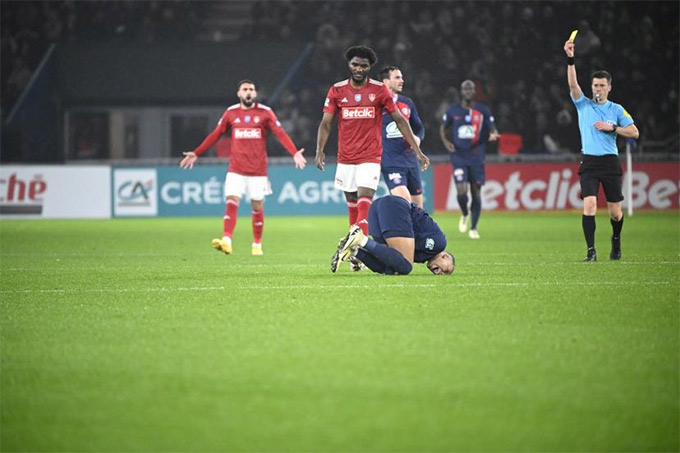 Mbappe đau đớn sau cú vào bóng thô bạo của hậu vệ Brassier (Brest) hồi tháng 2/2024