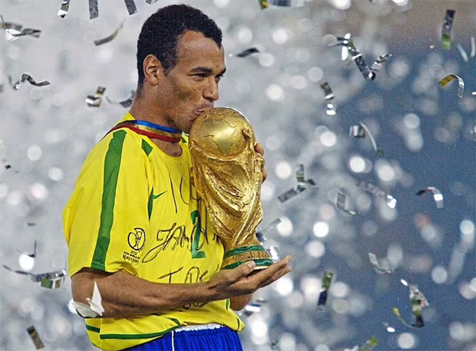 Cafu hôn cúp vàng thế giới tại Nhật Bản mùa hè 2002