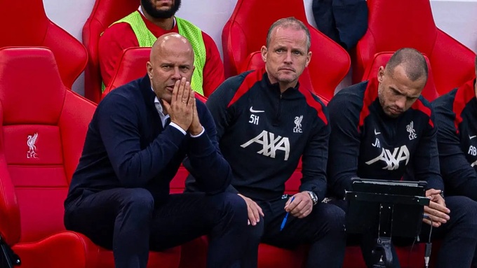 HLV Slot đã rất mất công thuyết phục Heitinga (ngoài cùng bên phải) gia nhập Liverpool.