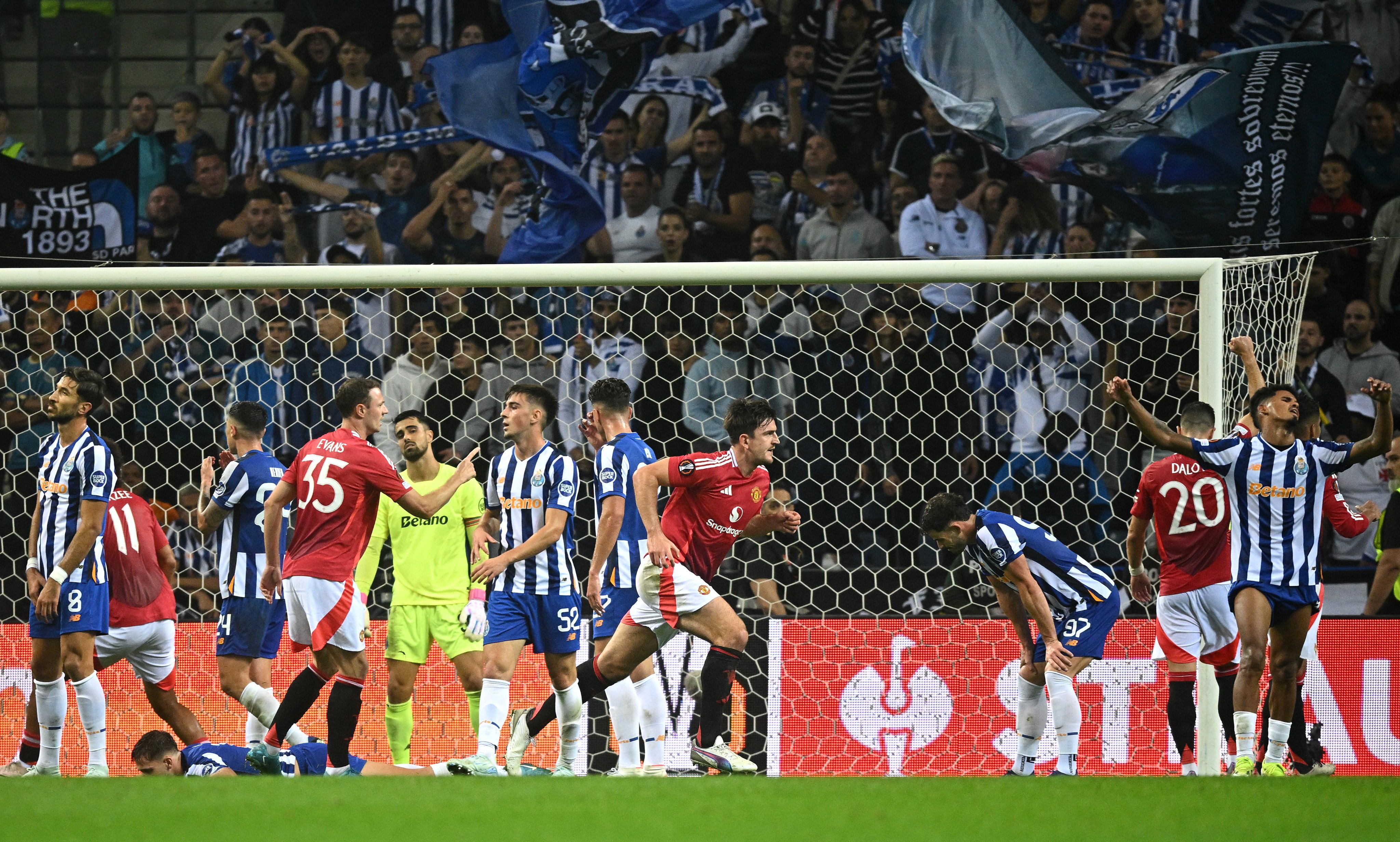 MU có 1 điểm quý giá trước Porto nhờ Maguire