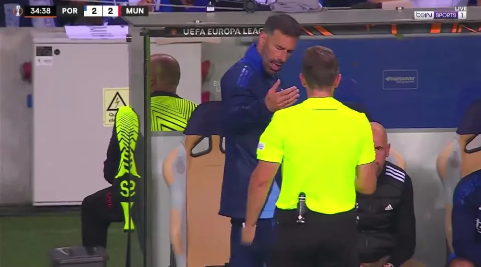 Màn thách thức trọng tài của Van Nistelrooy