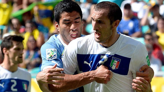 Hình ảnh xấu xí của Suarez với Chiellini