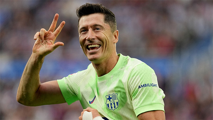 Lewandowski tỏa sáng với một cú hat-trick vào lưới Alaves