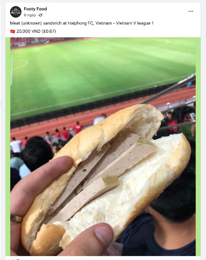 Chiếc bánh mì giò chả tại sân Lạch Tray được fanpage nổi tiếng "Footy Food" đăng lại