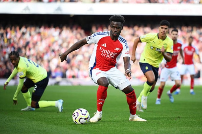 Saka (giữa) thi đấu bùng nổ giúp Arsenal thắng ngược Southampton 3-1
