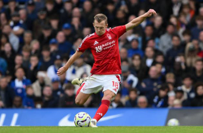 10. James Ward-Prowse (Nottingham Forest): Thương vụ chiêu mộ Ward-Prowse từ West Ham United khiến CĐV Nottingham phấn khích bởi đội nhà đã mang về cầu thủ vừa sáng tạo, vừa sút phạt tốt. Tuy nhiên, ngôi sao người Anh chưa tạo bất kỳ dấu ấn chú ý nào sau 5 trận ngoài tấm thẻ đỏ phải nhận ở trận hòa Chelsea.