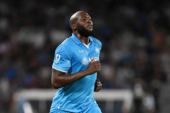 5. Romelu Lukaku (Napoli): So với những ứng viên vô địch như Inter hay Juventus, Napoli không được đánh giá cao bằng. Nhưng với sự xuất hiện của tân HLV Antonio Conte và sự đầu tư hợp lý, Napoli bứt lên đầu bảng Serie A 2024/25 sau 7 vòng và chân sút Romelu Lukaku tiếp tục phát huy sức mạnh khi được chơi trong hệ thống chiến thuật quen thuộc của ông thày cũ. Hiện tại, Lukaku đang có 3 bàn và 5 kiến tạo sau 6 trận ở mọi giải đấu là tín hiệu tốt cho thấy rằng, việc Napoli bỏ ra 30 triệu euro mua anh là không lãng phí.