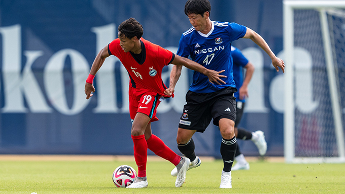 Singapore thua đậm CLB Yokohama F. Marinos (xanh)