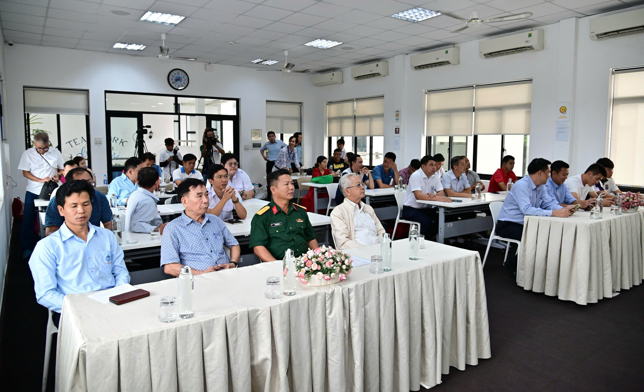 Đông đảo đại biểu cùng lãnh đạo các đội đến tham dự Lễ Công bố và bốc thăm xếp lịch thi đấu Giải vô địch Bóng đá tỉnh Bình Dương năm 2024 “Cúp Hưng Thịnh”