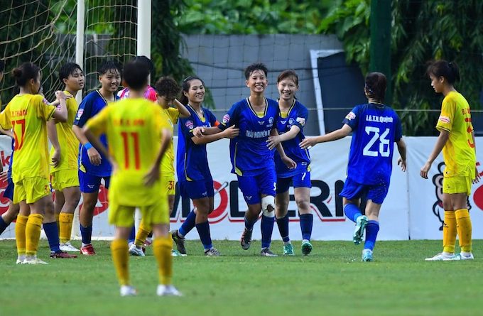 U19 nữ TP.HCM (áo vàng) lại thua Thái Nguyên T&T. Ảnh: VFF