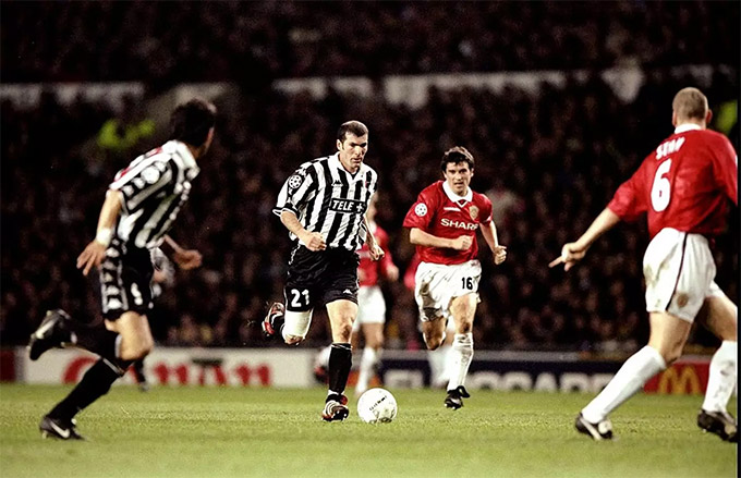 Zidane thi đấu tại Old Trafford năm 1996