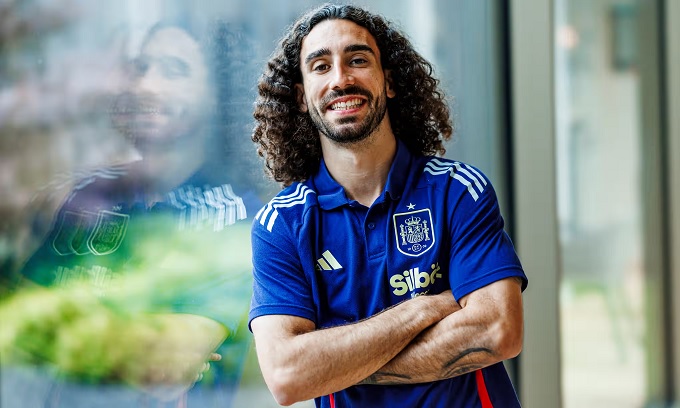 Cucurella cười rất nhiều