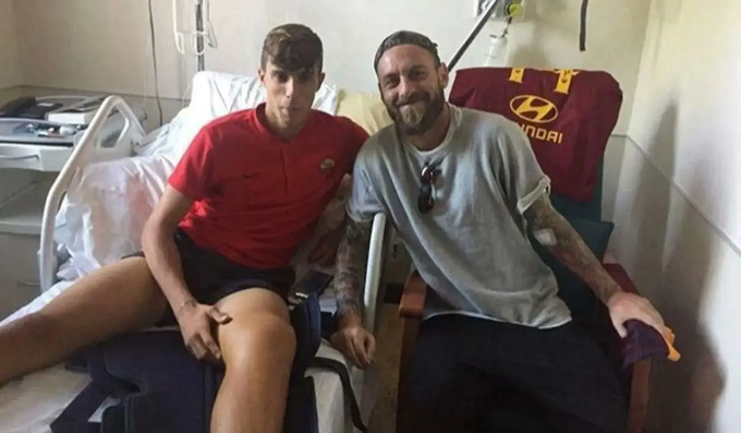 De Rossi (phải) đã động viên Calafiori rất nhiều trong thời gian anh gặp chấn thương