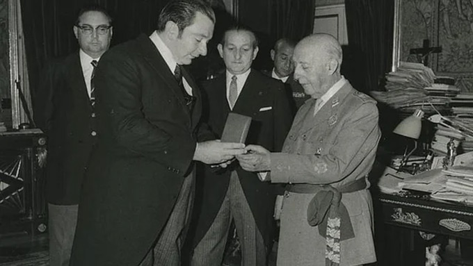 Barcelona trao tặng danh hiệu cho Franco