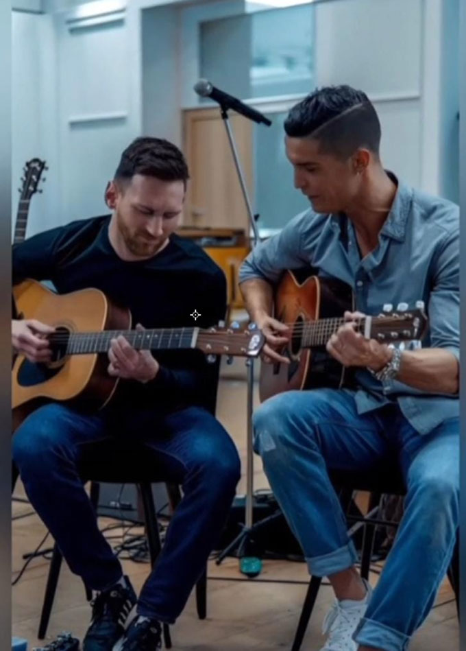 Đoạn video cảnh ghi cảnh Messi và Ronaldo chơi guitar