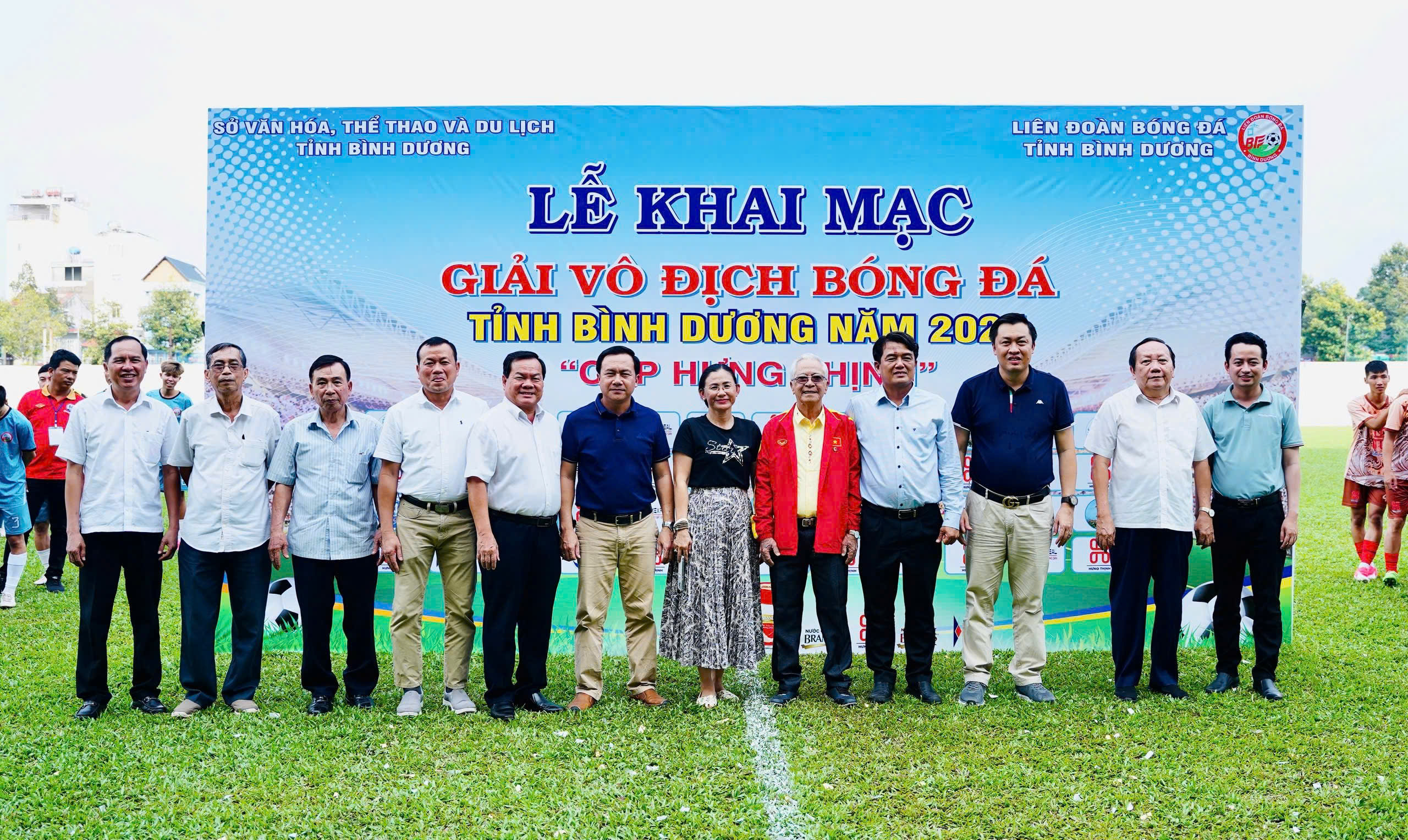 Đại biểu chụp hình lưu niệm tại lễ khai mạc