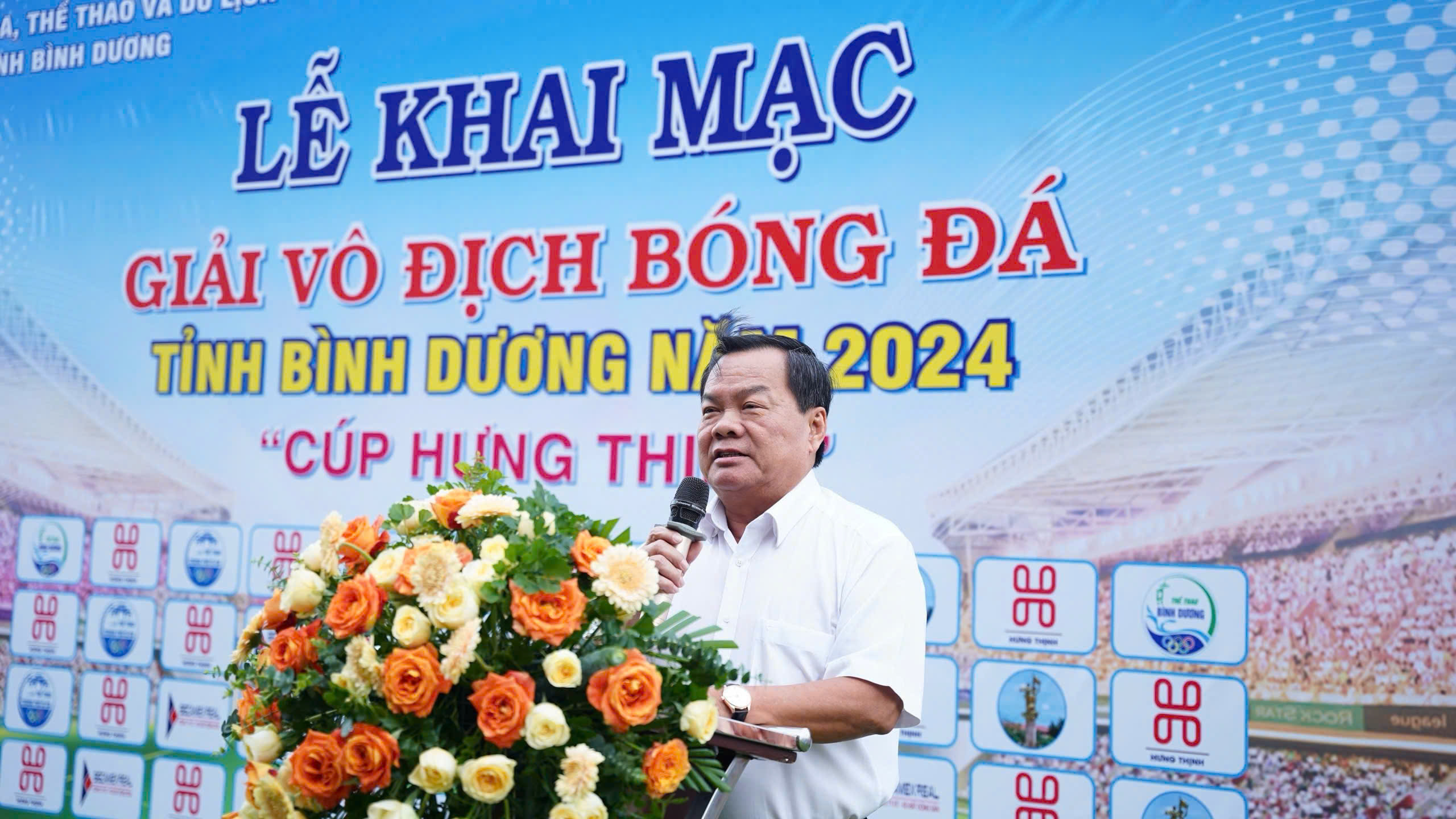 Ông Phạm Văn Bảy - Phó Chủ tịch thường trực UBND thành phố Dĩ An phát biểu chào mừng tại lễ khai mạc giải.