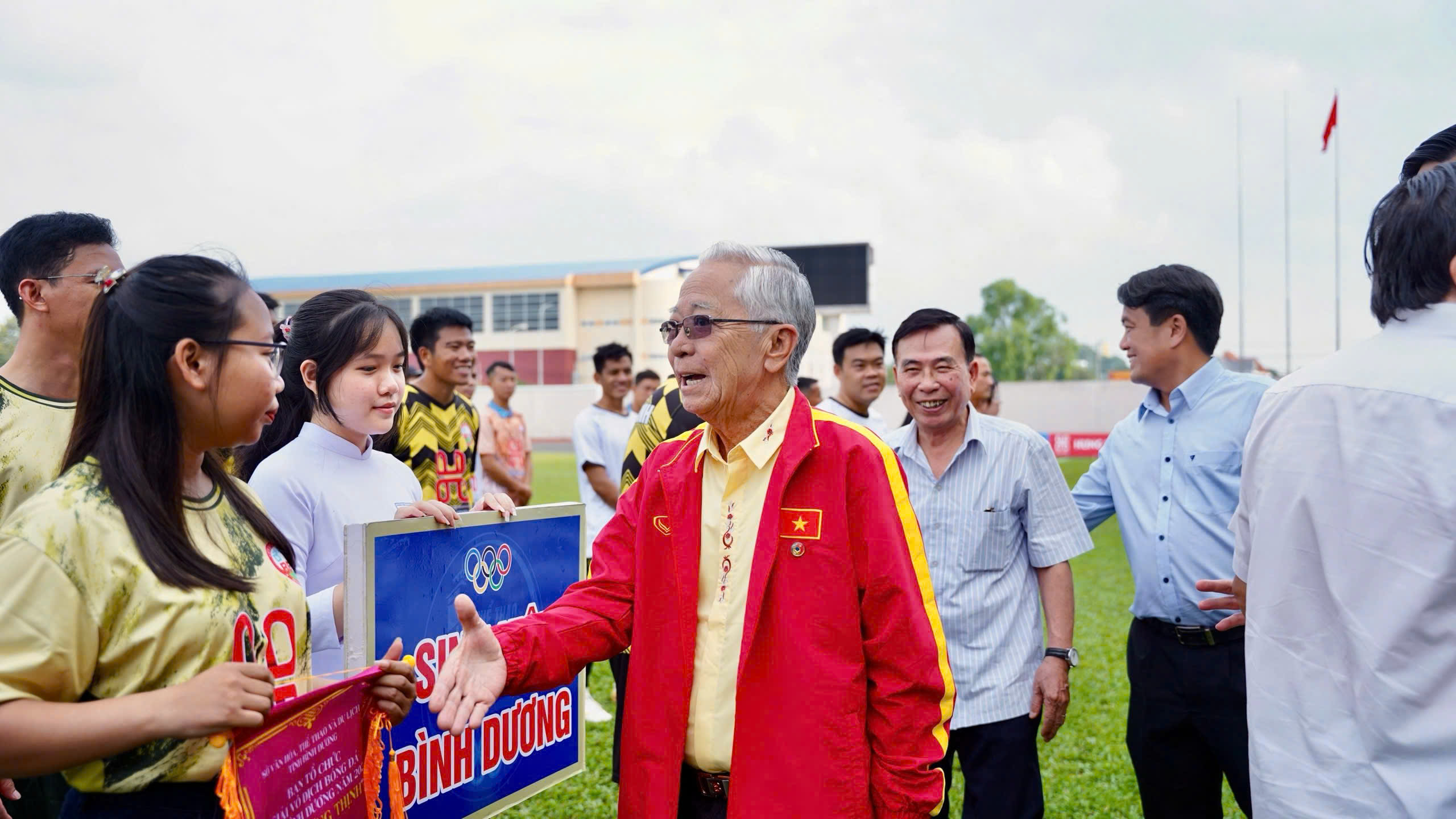 Ông Vũ Đức Thành - Chủ tịch Liên đoàn Bóng đá tỉnh Bình Dương trao cờ lưu niệm cho các đơn vị tham gia giải