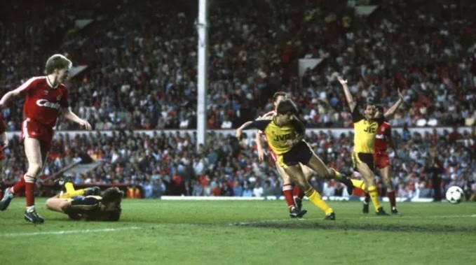 Arsenal buộc phải đánh bại chủ nhà Liverpool với cách biệt 2 bàn trở lên mới vô địch mùa 1988/89