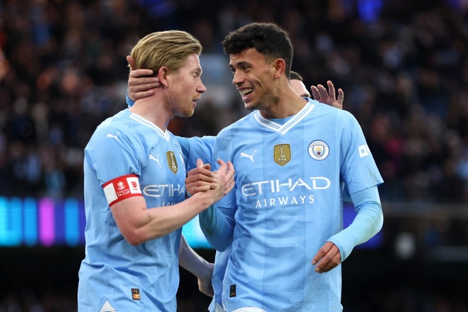 Nunes (phải) có khả năng thay thế vai trò của De Bruyne ở Man City