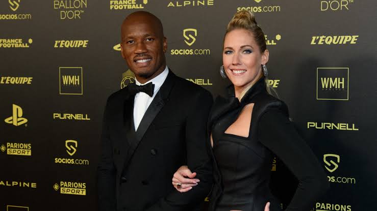 Sandy Heribert cùng Didier Drogba dẫn chương trình gala Quả bóng vàng 2019