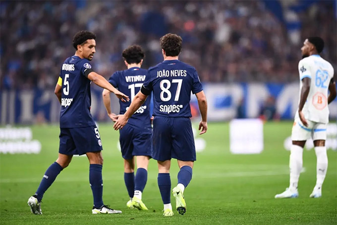 Marquinhos chúc mừng Neves ghi bàn đầu tiên cho PSG