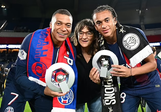 Kylian và Ethan Mbappe xuất hiện trên sân sau trận đấu tại Parc des Princes vào tháng 5