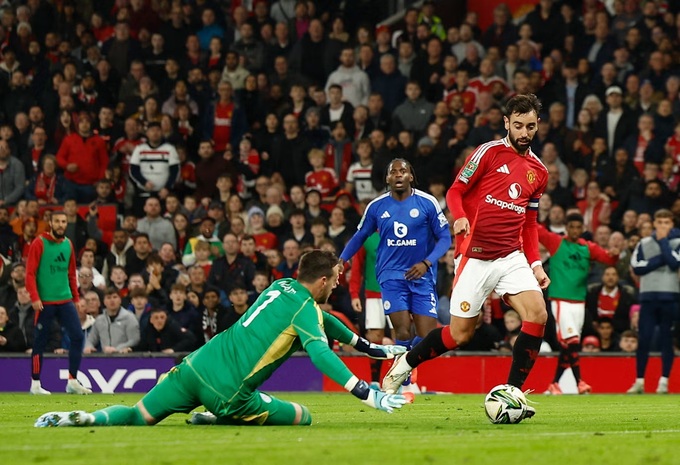 Bruno Fernandes thăng hoa trong chiến thắng 5-2 của MU trước Leicester