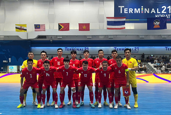 ĐT futsal Việt Nam chụp ảnh trước trận đấu. Ảnh: Anh Minh 