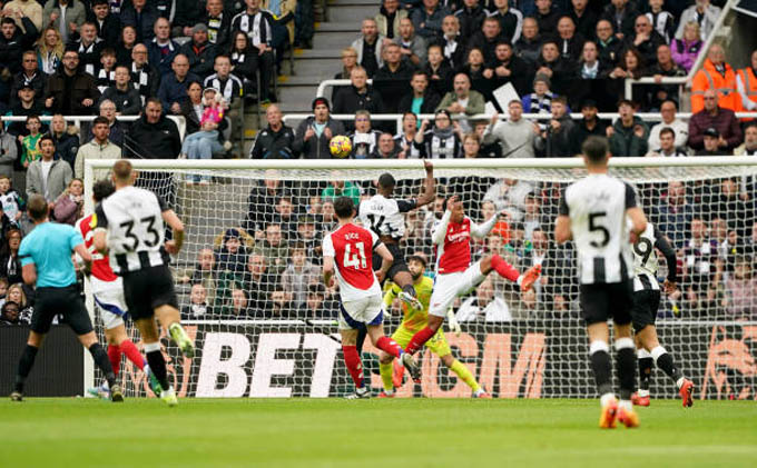 Isak ghi bàn giúp Newcastle thắng Arsenal