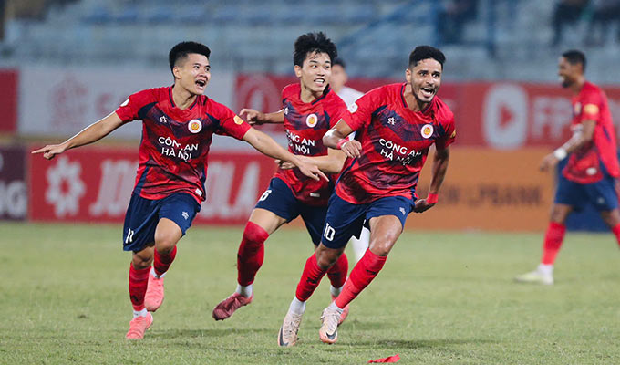 Chơi thế này, CAHN chắc chắn sẽ là ứng viên sáng giá cho cuộc đua vô địch V.League 2024/25 - Ảnh: Minh Tuấn 