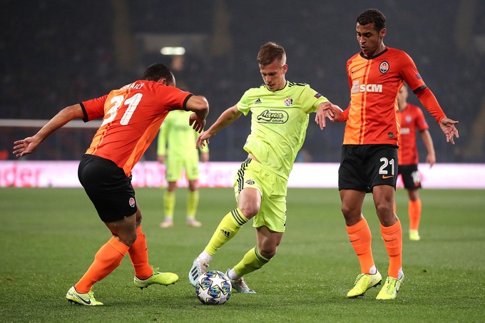 Ngày còn khoác áo Dinamo Zagreb, Olmo (áo vàng) đã được mời khoác áo ĐT Croatia