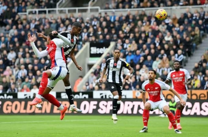 Pha đánh đầu của Isak mang về cho Newcastle 3 điểm