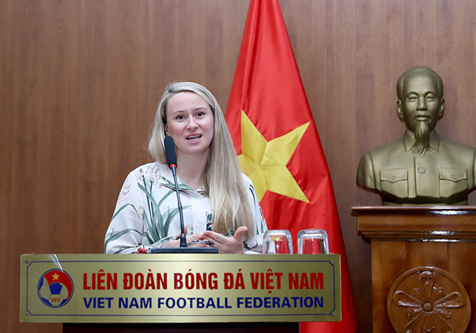 Bà Lowri Robert - đại diện UEFA