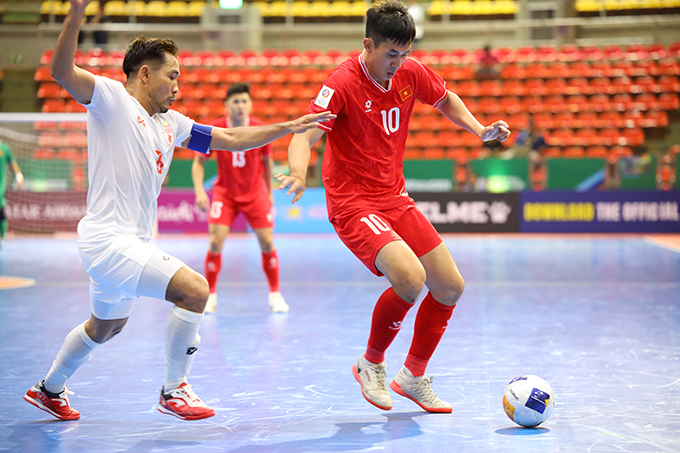 Thịnh Phát ghi bàn quyết định từ chấm 10m để mang vé vào chung kết cho ĐT futsal Việt Nam. Ảnh: Phan Hồng 