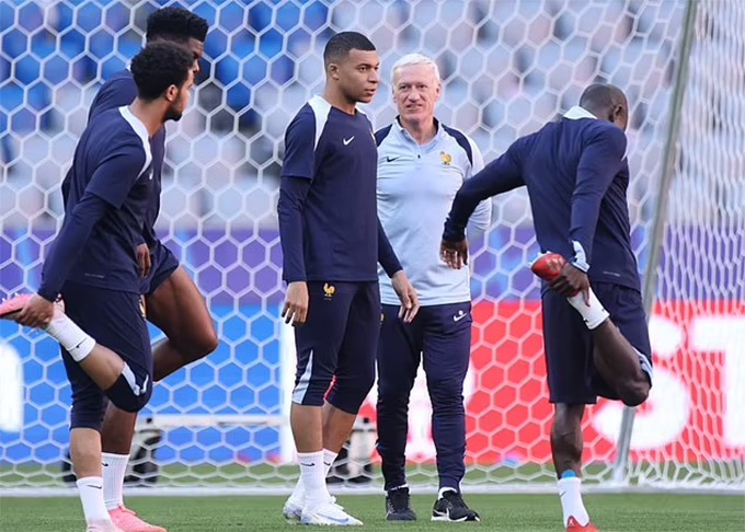 Deschamps đang bảo vệ học trò cưng và toàn bộ ĐT Pháp