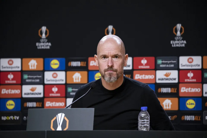 Ten Hag thường gộp chung họp báo còn Van Nistelrooy tách riêng