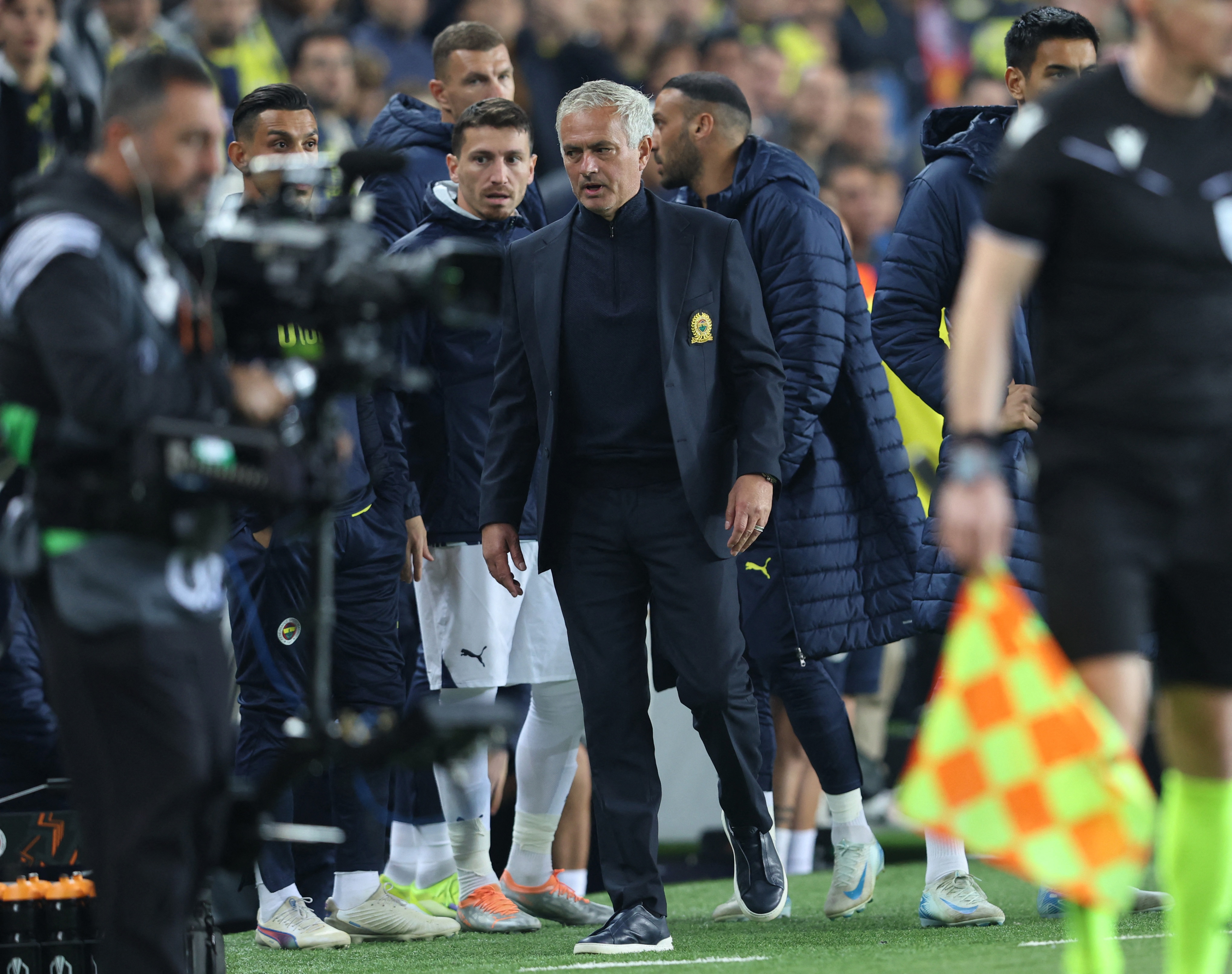 Mourinho, thôi về quê thả cá, trồng rau đi cho nhàn thân