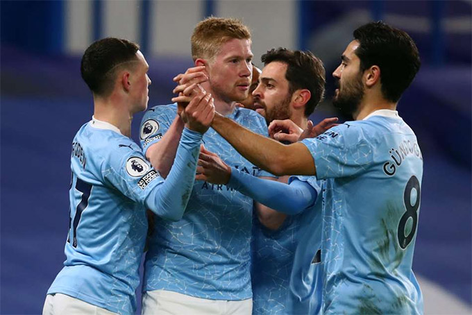 Trong khi De Bruyne, Silva và Gundogan ngày càng có tuổi, Foden lại thất thường, chưa đủ sắc vóc gánh tuyến giữa Man City