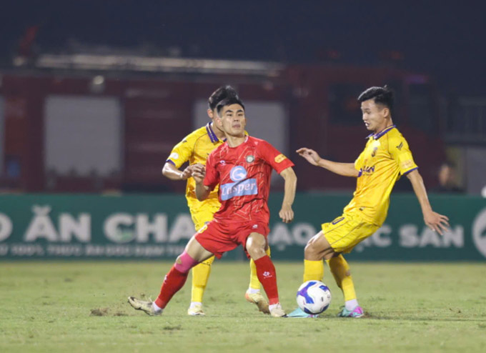 SLNA (áo vàng) có 7 trận không thắng tại V.League. Ảnh: Đức Cường