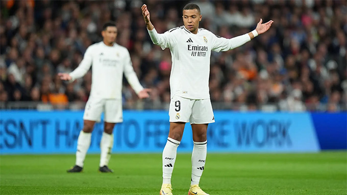 Mbappe không vui vẻ khi Vinicius tỏa sáng