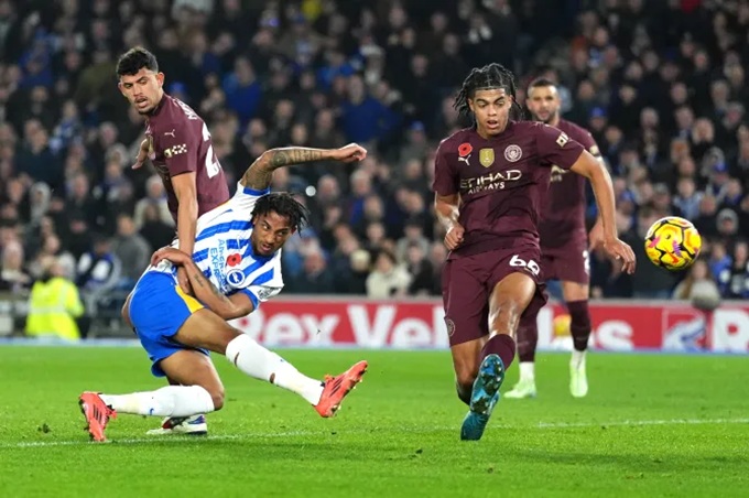 Số đông hậu vệ Man City không kèm nổi Joao Pedro trong tình huống gỡ hòa 1-1