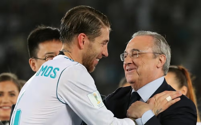 Chủ tịch Florentino Perez (phải) liệu có bỏ qua hiềm khích để tiếp nhận Ramos?