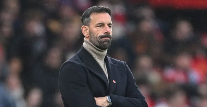 HLV Van Nistelrooy vẫn chưa rõ tương lai