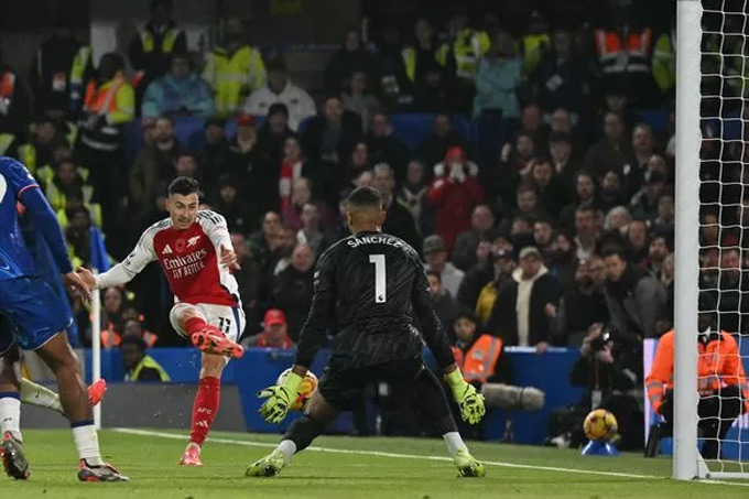 Sanchez bị Martinelli đánh bại ở góc hẹp