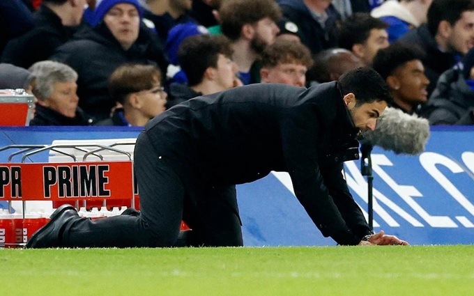 Arteta sụp đổ sau khi Arsenal bỏ lỡ cơ hội cuối trận gặp Chelsea
