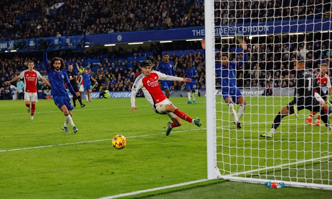 Kai Havertz bất lực nhìn bóng trôi qua chân trong tình huống nguy hiểm cuối cùng