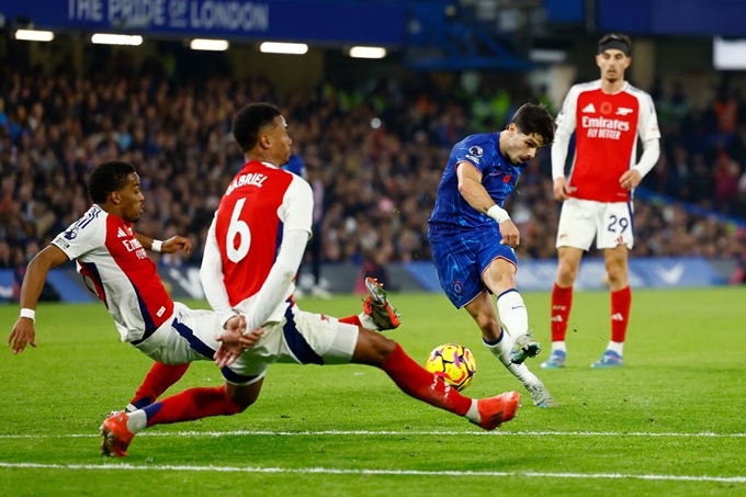 Hàng thủ Arsenal dễ dàng để Pedro Neto gỡ hòa 1-1